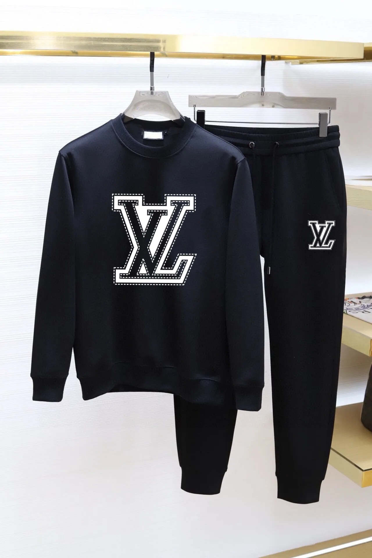 🅿️380 [LV Louis Vuitton] (Fat Man Gospel) hot-selling suit is coming. Focus on the original version of the official website. 2025 new hot-selling sweatshirt suit. The original order is hard to buy🇭🇰. It is the meticulous work of top designers for a fitting and perfect upper body effect. All-natural high-quality Roman cotton 100%, close-fitting comfort, noble and elegant! Original hardware embodies elegance and nobility! Counter size: M-5XL (maximum wear up to 220 pounds)